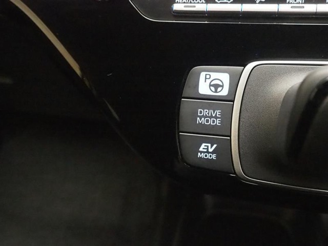 アドバンスト パーク付きです。カメラやソナーによって、周囲を監視しながら駐車を支援。障害物を検知した場合には警報を鳴らし、ブレーキ制御を行うことで接触回避を支援します。
