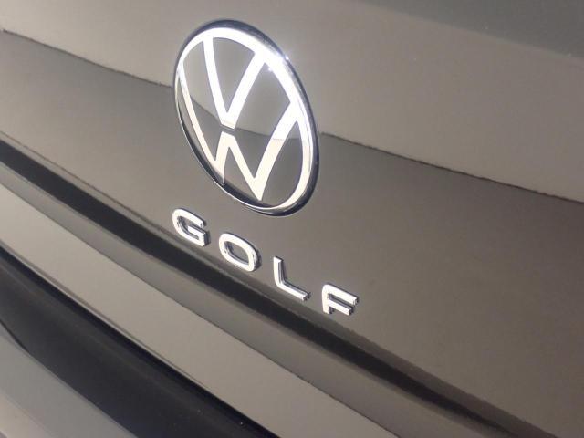 リアカメラがVWエンブレムに内蔵されています。ギアをリバースに入れると車両後方の映像が映しだされます。