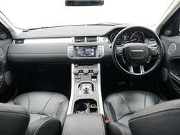 インパネのデザインはワイド感を演出する水平基調のデザインを採用し、パネル部分、エアコンの吹き出し口そして上部のダッシュボードの色に変化を付けることで、落ち着いた雰囲気を演出しています