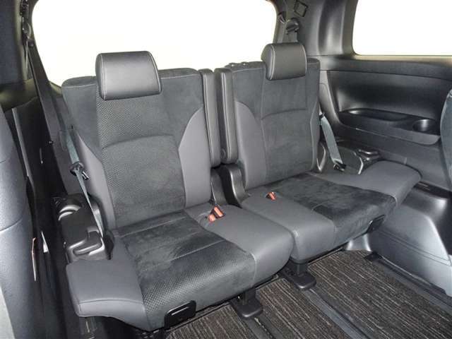 3列目シートもひろびろとしたスペースを確保しています。大人数でのお出かけもばっちりです！