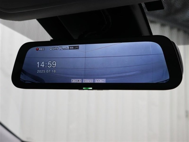 交通事故処理の迅速化等、運転中の「万が一」を記録してくれ、もしもの時も心強いドライブレコーダーを装備しています。