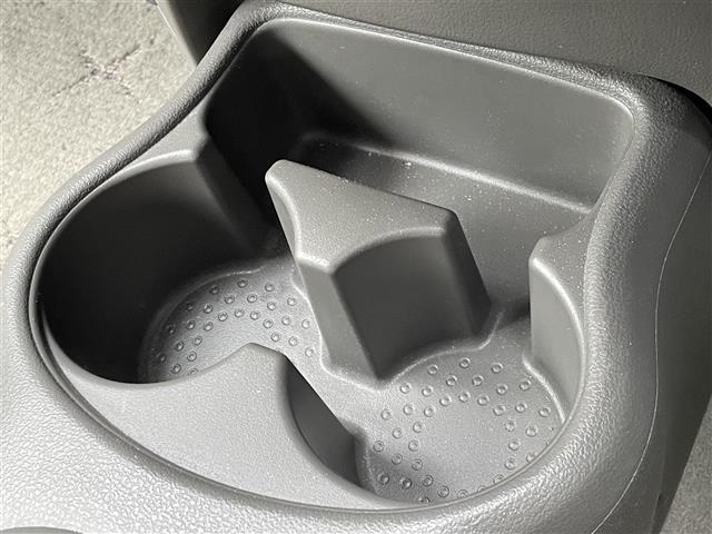 【ドリンクホルダー】長時間のドライブを快適に過ごすために、必須の車内アイテムですね。