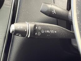 ●ディスタンスパイロットディストロニック：都市、郊外、高速道路などの走行時に、ステレオマルチパーパスカメラとレーダーセンサーにより、前走車を認識して速度に応じた車間距離を維持する次世代のクルコン！