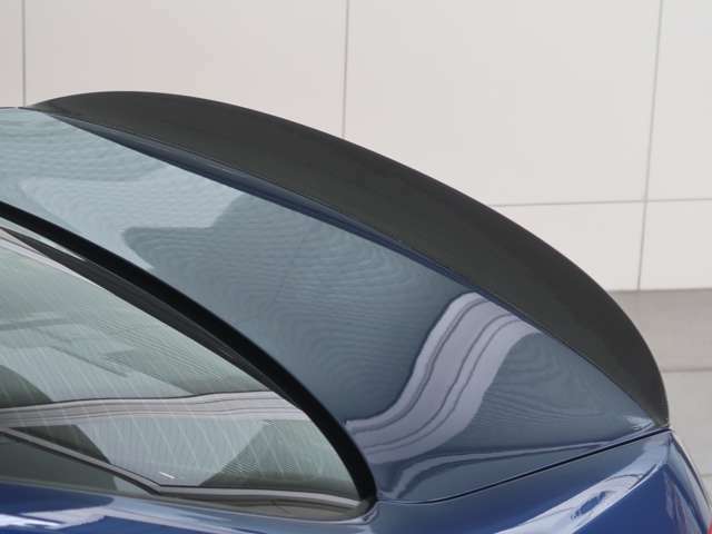 BMWパフォーマンスのカーボンリアトランクスポイラーが装着されます。BMWオプションという事もあり、統一感のあるデザインが魅力ですね。