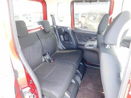 後部座席です。ロールサンシェード ドリンクホルダー付き