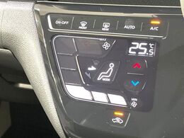 【オートエアコン】一度お好みの温度に設定すれば、車内の温度を検知し風量や温度を自動で調整。暑い…寒い…と何度もスイッチ操作をする必要はありません。快適な車内空間には必須の機能ですね♪