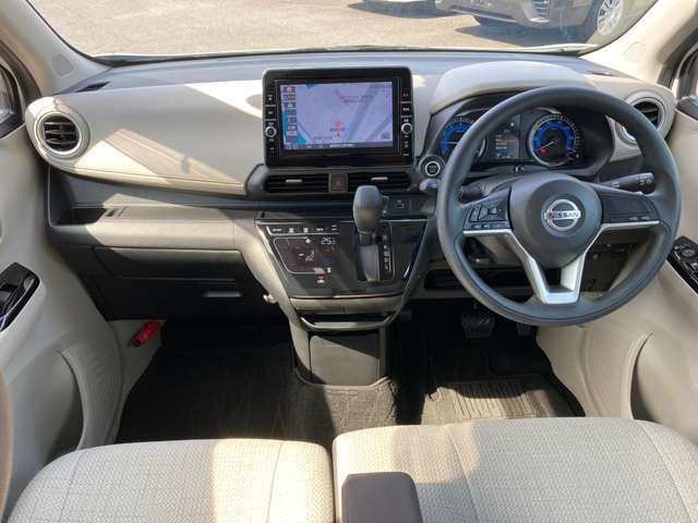 スッキリとまとまった印象のインパネデザイン。足元が広く運転席から助手席への移動もスムースに出来ます。