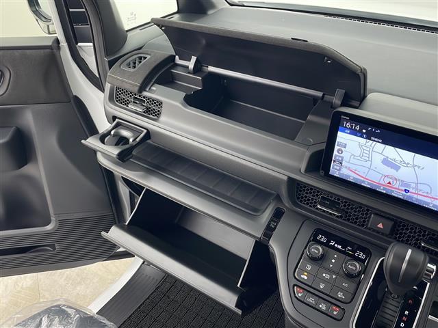 【グローブボックス】車検証ケースや、日頃使う小物類の収納に便利ですね！