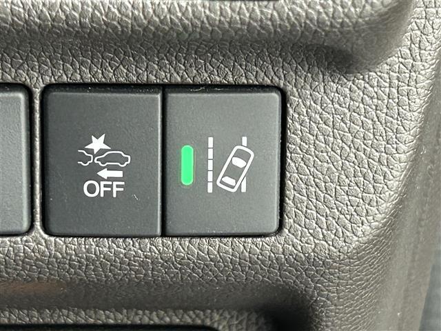 【路外逸脱抑制機能】はみ出しそうなとき、ディスプレー表示とステアリング振動の警告で注意を促すとともに、車線内へ戻るようにステアリング操作を支援します。機能には限界があるためご注意ください。