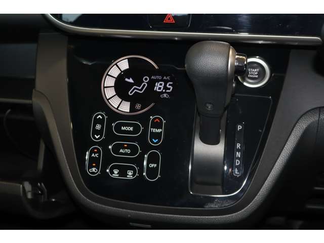 上質なピアノブラックのタッチパネル式フルオートエアコン（クリーンエアフィルター付き）/インパネシフトCVT（無段変速機）/プッシュ式エンジンスイッチ（スマートキー）