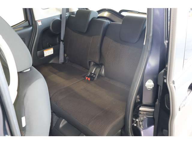 5：5分割可倒式リヤシート/左右独立シートスライド260mm/シートバックテーブル（助手席側）