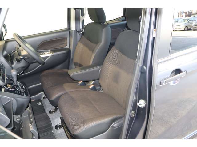 センターアームレスト付フロントベンチシート/ステアリングチルト・シートハイトアジャスター（運転席）・シートベルトショルダーアンカー（運転席・助手席）付