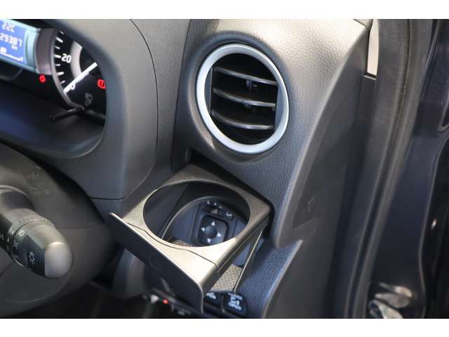 ドリンクホルダーを吹出し口の手前にセット、飲み物の保温効果（冷・温）があります！