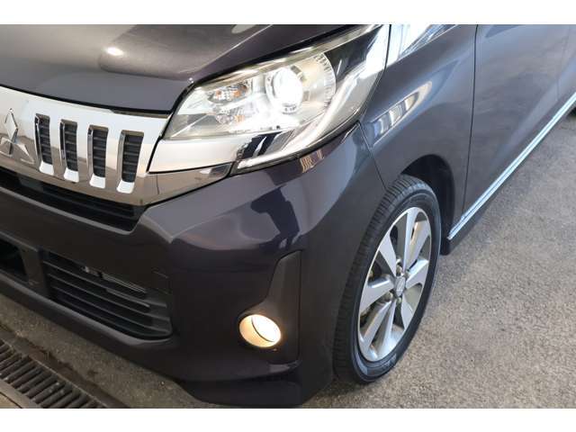 ディスチャージ（HID）ヘッドライト＋ハロゲンフォグランプ※トンネルや夜間走行時に自動点灯するオートライトコントロール機能付き/リモコンキー連動オート格納・復帰ドアミラー（ウィンカー内蔵）