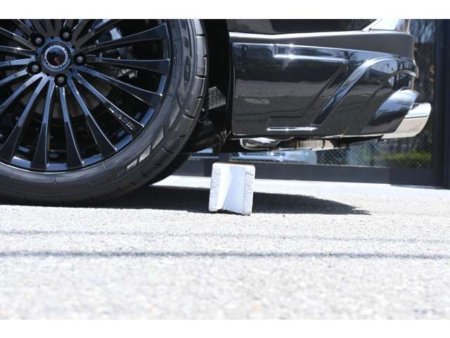 ■バックからの駐車もご安心を■当社販売車両は、一般的な車輪止めの高さ(13cm)以上のクリアランスを確保してます！(※一部車種・車高調装着車は除く)立駐のスロープも問題なく利用出来ますのでご安心を！