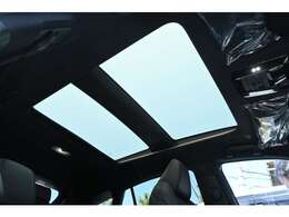 ■メーカーオプションの調光パノラマルーフを装備しており車内に心地いい開放感を与えてくれます。