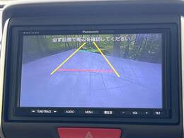 【バックカメラ】駐車時に後方がリアルタイム映像で確認できます。大型商業施設や立体駐車場での駐車時や、夜間のバック時に大活躍！運転スキルに関わらず、今や必須となった装備のひとつです！