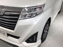 ディスチャージヘッドライト搭載でしっかり明るく照らしてくれるので、夜間走行や不慣れな道でも安心です。