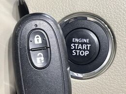 【キーレススタートシステム】カバンやポケットに入れたままでもドアの施錠・解錠が可能なスマートキーを装備。エンジンのオン・オフ時もカギを取り出す必要が無いからとっても便利です♪