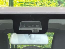 【スズキ　デュアルセンサーブレーキブレーキサポート】走行中に前方の車両等を認識し、衝突しそうな時は警報とブレーキで衝突回避と被害軽減をアシスト。より安全にドライブをお楽しみいただけます。
