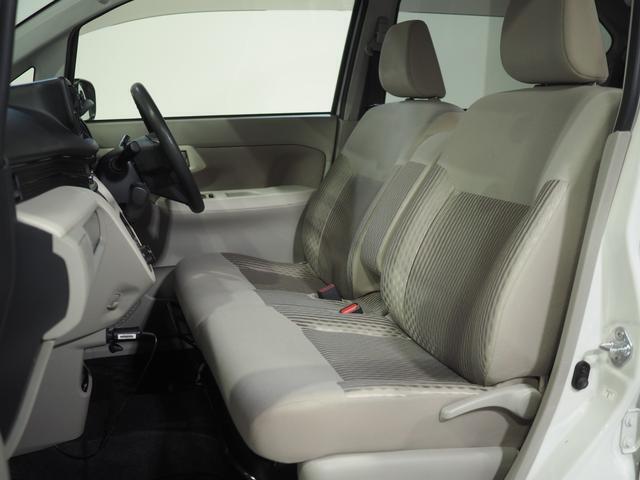 明るいグレーを基調としたインテリアです。運転席まわりに若干の使用感がみられますが、全体的にはきれいな室内です。