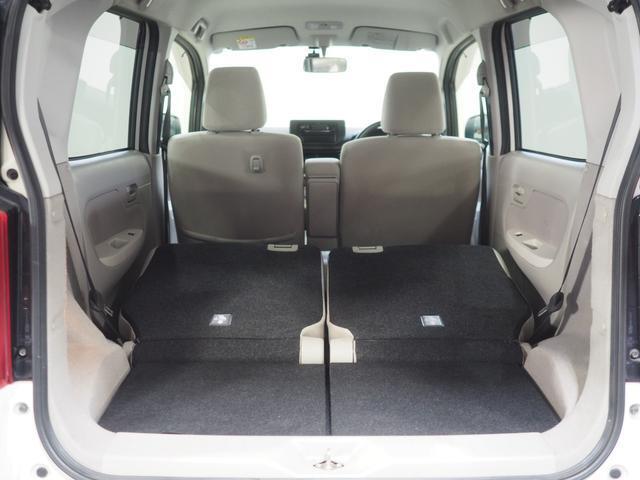 後席を左右とも倒した状態です。実用的な広さの荷室になります。