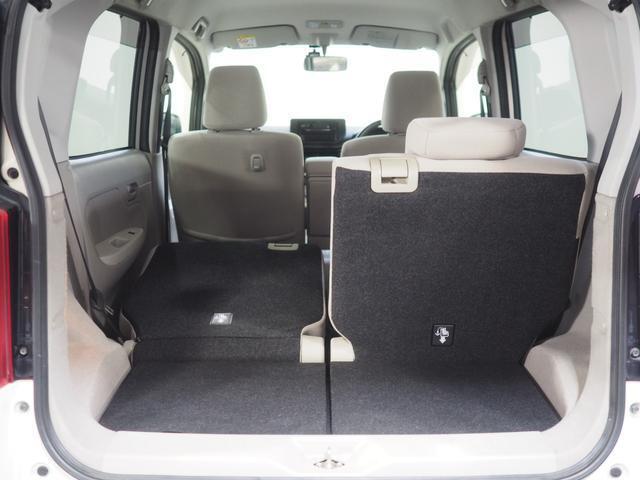 後席を倒して荷室を広くできます。写真は左後席を倒した状態です。