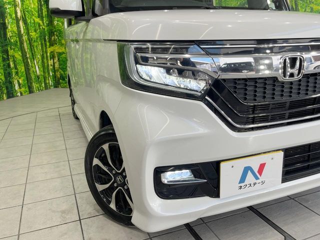 【LEDヘッドライト】悪天候や夜間走行時も良好な視界を確保し安心して運転できる高輝度LEDヘッドライトを装備！点灯速度が早く、消費電力も抑えられています。