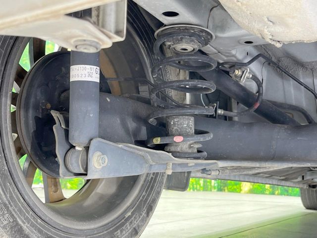 お車を安心してお乗りいただく為には、足回りの定期点検が欠かせません。サービスサポート（有償保証）では無料点検もご提供しており、安心のカーライフをお過ごしいただけるサポート体制が整っています。