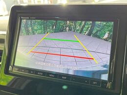 【バックカメラ】駐車時に後方がリアルタイム映像で確認できます。大型商業施設や立体駐車場での駐車時や、夜間のバック時に大活躍！運転スキルに関わらず、今や必須となった装備のひとつです！