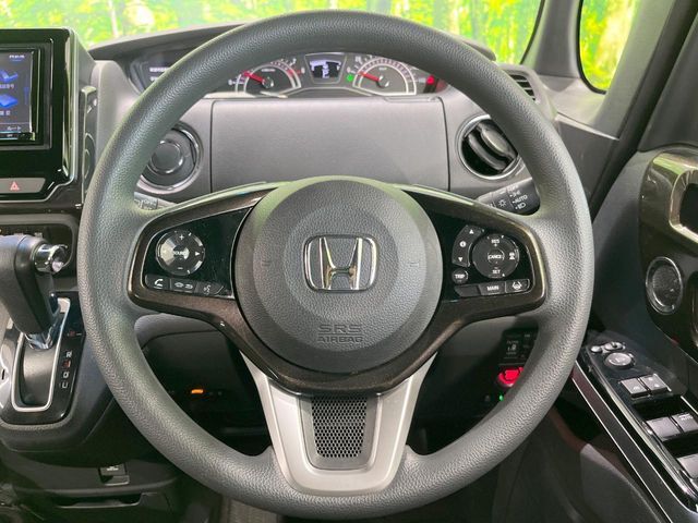 インテリアに合わせたデザインのステアリングは、運転される方のことも考え、運転しやすい形状、大きさです。是非一度、実際に触ってお確かめください。