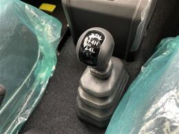 【トランスファーレバー】4WD車のエンジン・トランスミッションの後ろに組み込まれた、エンジン出力を前後輪に伝える部品です。主に2輪駆動は2H、4輪駆動は4H、4輪駆動/ローギアは4Lと表記されています