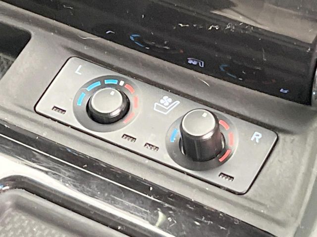 【シートベンチレーション】夏場は涼しい風でお尻や背中の熱やムレを防ぎ、冬はエアコンよりも早く温まってポカポカに！レザーシートにうれしい装備で、季節を問わず快適に過ごせます。