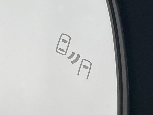 【ブラインドスポットモニター】走行中、ドアミラーの死角になりやすい箇所に後続車が接近するとサイドミラーのレンズに警告を表示！ドライバーに注意喚起をしてくれます。
