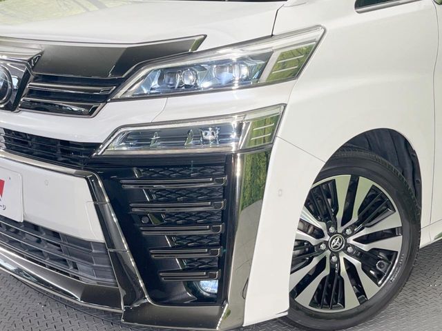 【LEDヘッドライト】悪天候や夜間走行時も良好な視界を確保し安心して運転できる高輝度LEDヘッドライトを装備！点灯速度が早く、消費電力も抑えられています。