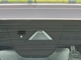 【i-ACTIVESENSE】走行中に前方の車両等を認識し、衝突しそうな時は警報とブレーキで衝突回避と被害軽減をアシスト。より安全にドライブをお楽しみいただけます。
