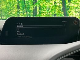 【8.8インチマツダコネクト】車内の雰囲気にマッチした大型のディスプレイ。スマホ接続でのナビ使用やBluetooth再生等、様々な機能が楽しめます。直感的なダイヤル操作が可能で、使い勝手も良好です。