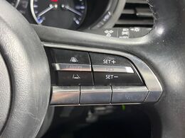 【マツダ・レーダークルーズコントロール】高速道路での長距離走行が楽に！自動で速度を保つクルーズコントロールが、衝突軽減システムと連携し、前方の車両を感知して車間を保つように速度調節してくれます！！