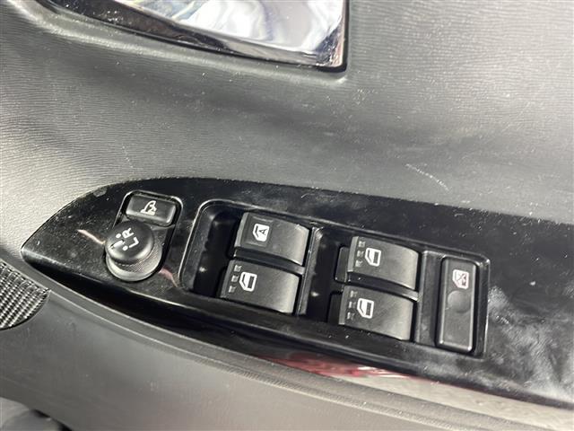 【パワーウインドウ】運転席のスイッチで、各席の窓ガラスの開閉ができます！あると便利ですよね！