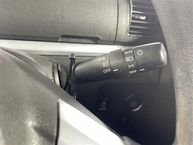 【オートライト（AUTO）】外の明るさをシステムが感知して、自動でヘッドライトが点灯します！ヘッドライトをつけ忘れを防ぐ便利機能です。