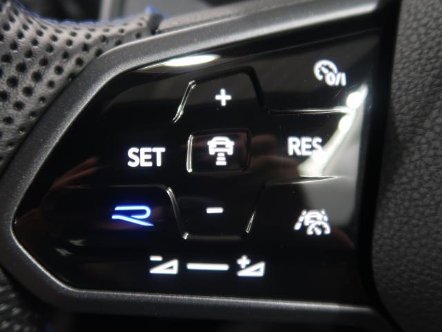 ◆クルーズコントロールにレーダーセンサーを組み合わせ、先行車を測定し設定されたスピードを上限に自動で加減速を行います。一定の車間距離を維持することで、長距離走行でのドライバーの疲労を低減させます。