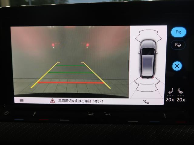 ギアをリバースに入れると車両後方の映像を映し出します。画面にはガイドラインが表示され、車庫入れや縦列駐車などの際に安全確認をサポートします。
