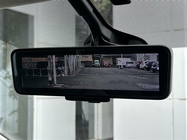 【デジタルルームミラー】車両後方カメラの映像をルームミラーに映すことが出来ます。　そのため、後席に人や荷物があって後方が見えづらい場合でもしっかり視界を確保することが出来ます。