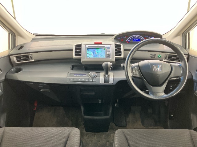 いつでも気持ちよく運転できて、使い勝手のいい収納や体をケアするシート、、細部にまでこだわったインテリア♪