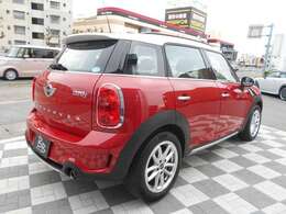 クロームラインインテリアやアームレストなどの純正オプションだけでなく、サイバーナビやバックカメラ、ETCや前後ドライブレコーダー等の電装品がばっちり装着されているのも嬉しいポイントですね！