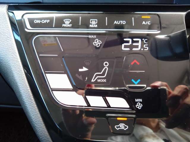 タッチパネル式のオートエアコン採用。凹凸のない滑らかな表面で操作感を高めています。