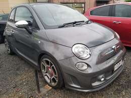 サベルトシートに座り、マニュアルで操作するアバルトは最近の車にはない、車を操る楽しさを教えてくれます。　私のような老人？手前の人間は昭和のドッカンターボを彷彿とさせる乗り味に痺れます（笑）