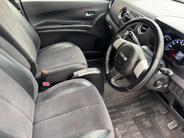 運転席の足元は広々としており、座席は大きく前後にスライド出来るので自分に合ったポジションで運転する事が出来ます♪アクセルやブレーキにクセもなくとても運転のしやすい車両です♪