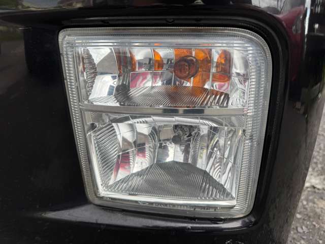 フォグランプ装備車になりますので雨の日や霧の深い日でも周りを明るく照らしてくれる便利な装備です♪安全性が段違いですのでうれしい装備ですね♪