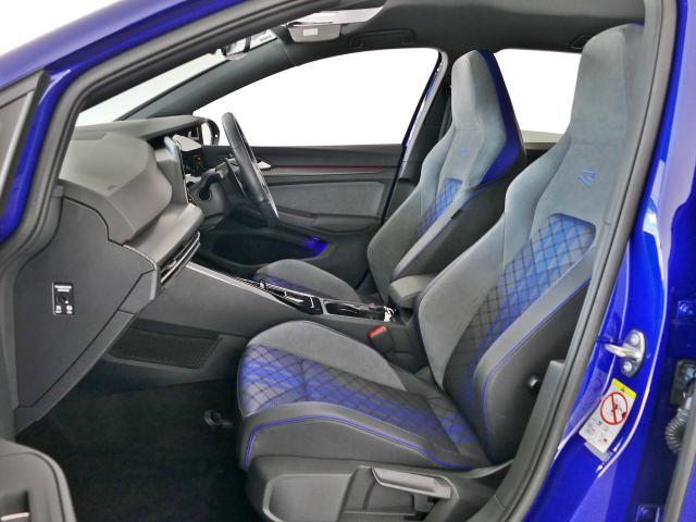 運転席助手席はスポーツシートの為、ホールド感が素晴しく、またシートの状態も大変綺麗な状態です。